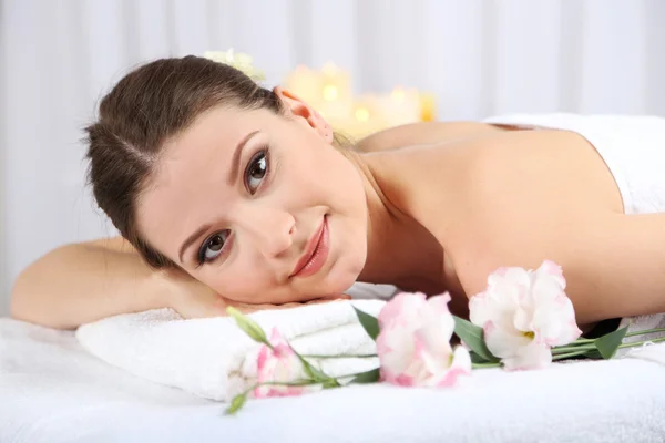 Beautiful young woman having relax in spa salon — Stock Photo, Image