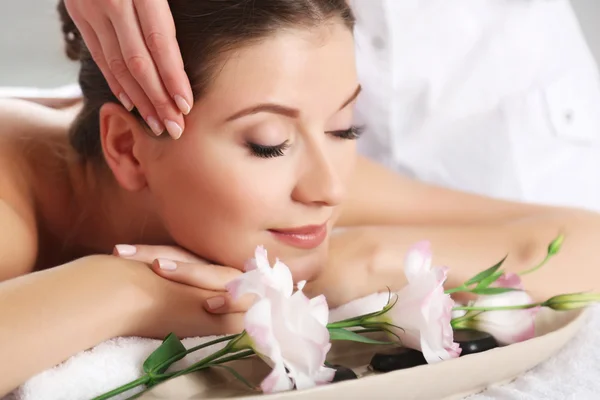 Beautiful young woman having massage in spa salon — Stock Photo, Image