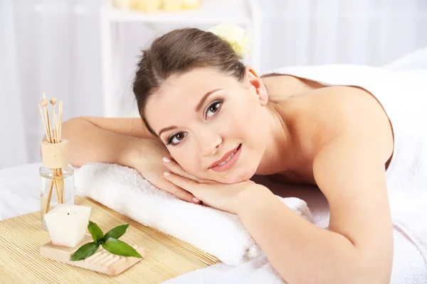 Beautiful young woman having relax in spa salon — Stock Photo, Image