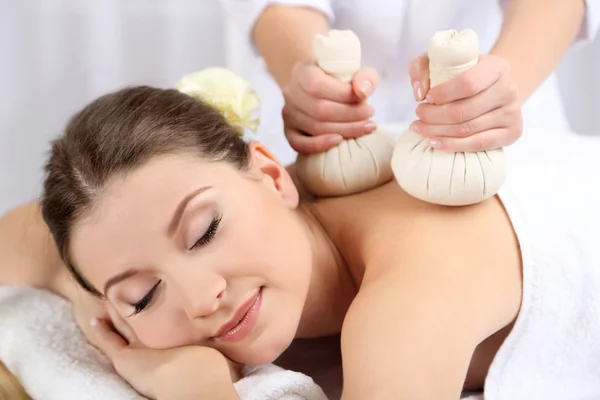 Vacker ung kvinna med massage i spasalong — Stockfoto