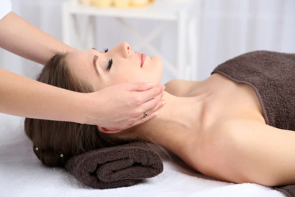 Piękna młoda kobieta o masaż w salonie spa — Zdjęcie stockowe