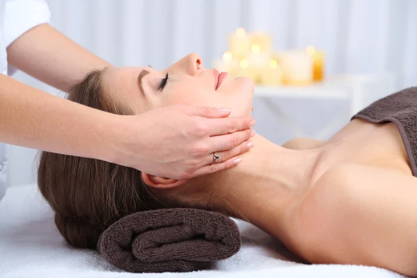 Mulher bonita fazendo massagem no salão de spa — Fotografia de Stock