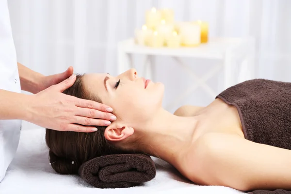 Mooie jonge vrouw met massage in de spa salon — Stockfoto