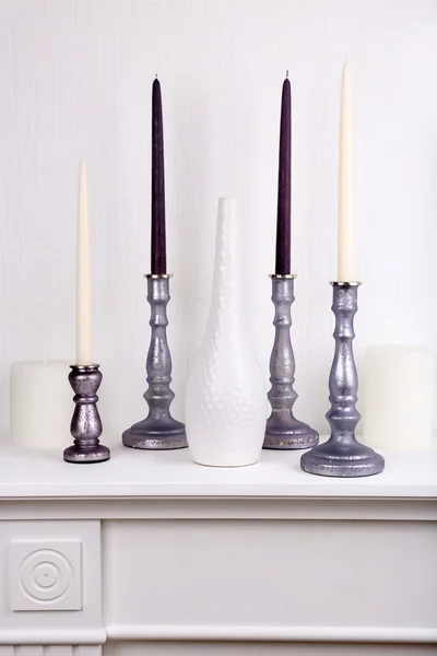 Velas en candelabros en la mesa —  Fotos de Stock