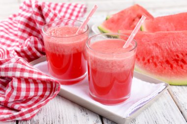 Tablo üzerinde sulu karpuz