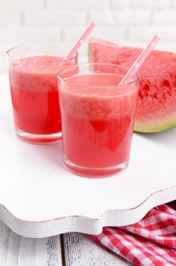 Tablo üzerinde sulu karpuz