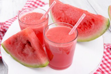 Tablo üzerinde sulu karpuz