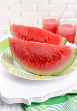 Tablo üzerinde sulu karpuz