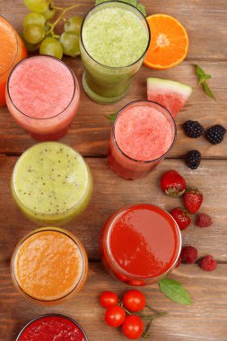 Lezzetli taze meyve suyu bir bardak