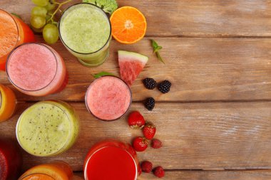 Lezzetli taze meyve suyu bir bardak