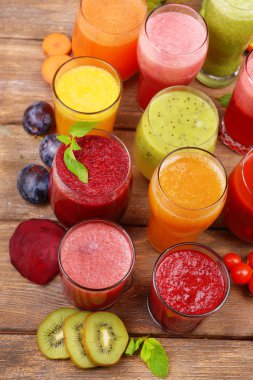 Lezzetli taze meyve suyu bir bardak