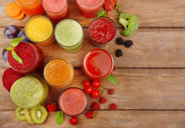 Lezzetli taze meyve suyu bir bardak