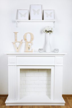 rahat oturma odasında güzel süslemeleri ile şömine