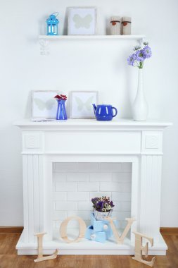 güzel süslemeleri ile şömine