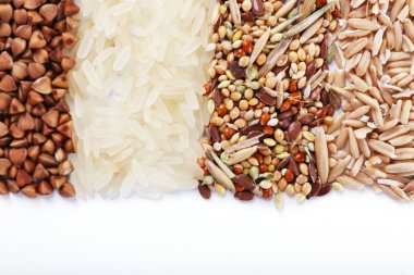 Kabuğu çıkarılmış tane beyaz izole