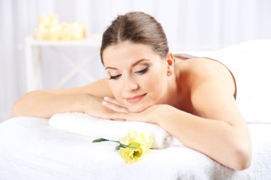 güzel bir genç kadın olan spa salonda rahatlayın