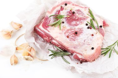 çiğ et beyaz üzerinde izole