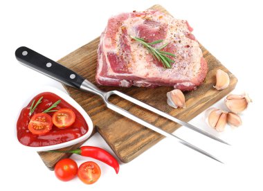 çiğ et beyaz üzerinde izole