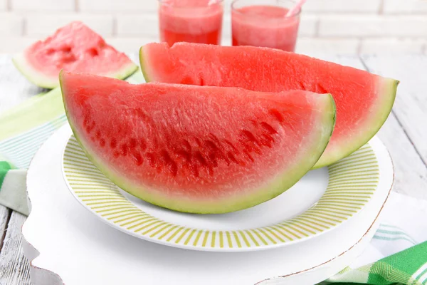 Saftige Wassermelone auf dem Tisch — Stockfoto