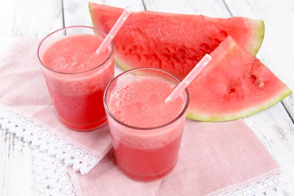 Sappige watermeloen op tafel — Stockfoto
