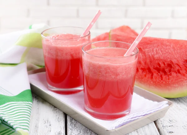 Sappige watermeloen op tafel — Stockfoto