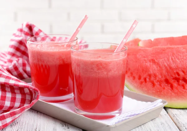 Saftige Wassermelone auf dem Tisch — Stockfoto