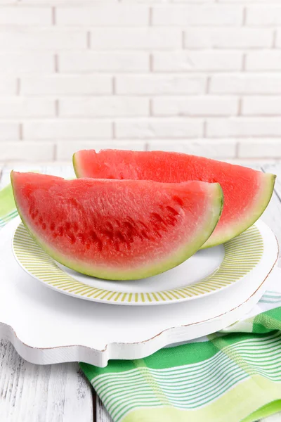 Šťavnatý meloun na stole — Stock fotografie