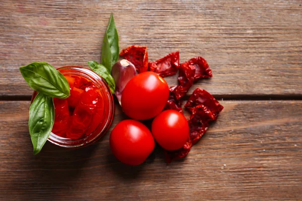 Tomates secados al sol en frasco de vidrio —  Fotos de Stock