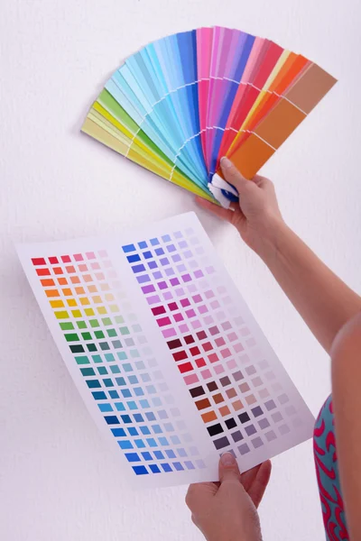 Mujer eligiendo color — Foto de Stock