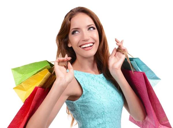 Piękna młoda kobieta z torbami na zakupy izolowane na białym — Zdjęcie stockowe