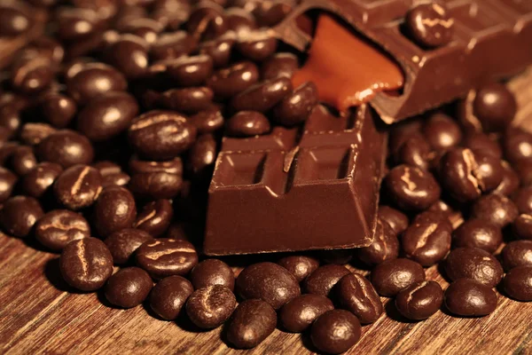 Koffie bonen met chocolade — Stockfoto