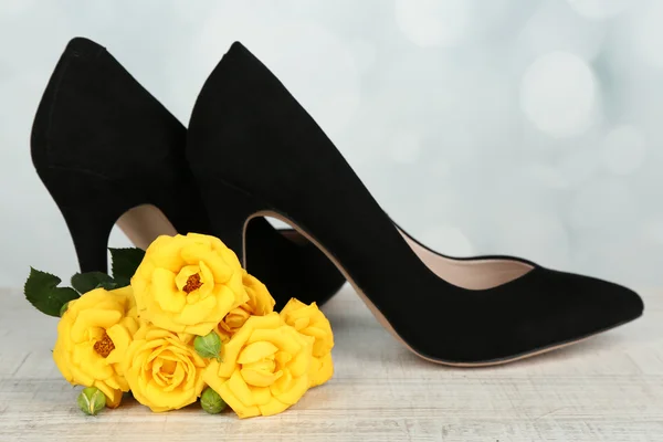 Hermosos zapatos de mujer con flores —  Fotos de Stock