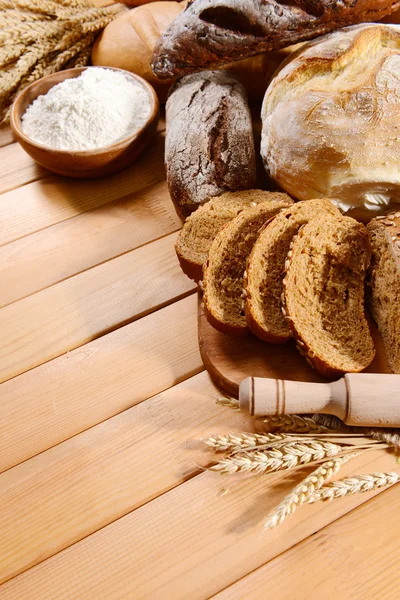 Frisches Brot auf dem Tisch — Stockfoto