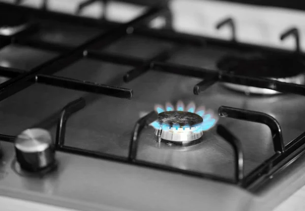 Bruciatore a gas con fiamma su cucina a gas — Foto Stock