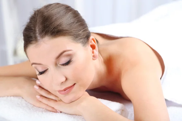 Krásná mladá žena s relaxovat ve spa salonu — Stock fotografie