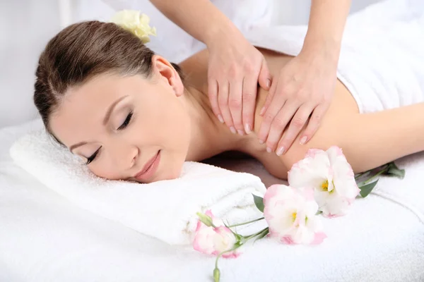 Beautiful young woman having massage in spa salon — Stock Photo, Image