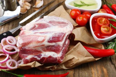 tablo üzerinde çiğ et