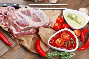 tablo üzerinde çiğ et