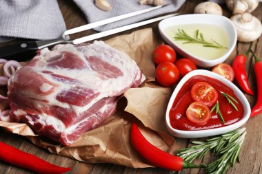 tablo üzerinde çiğ et