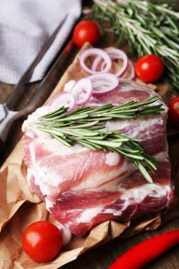 tablo üzerinde çiğ et