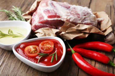 tablo üzerinde çiğ et