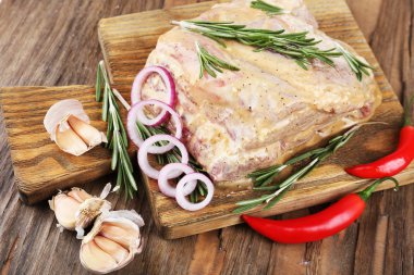 tablo üzerinde çiğ et