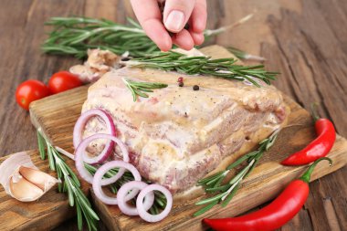 tablo üzerinde çiğ et