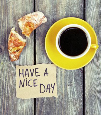 Kahve, taze kruvasan ve kağıt kartı