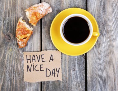 Kahve, taze kruvasan ve kağıt kartı