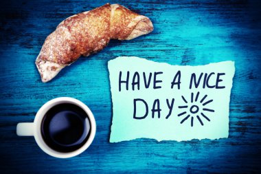 Kahve, taze kruvasan ve kağıt kartı