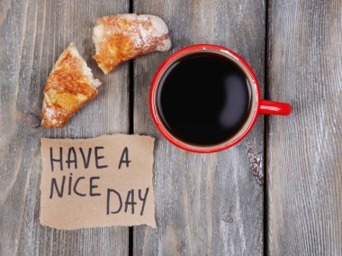 Kahve, taze kruvasan ve kağıt kartı