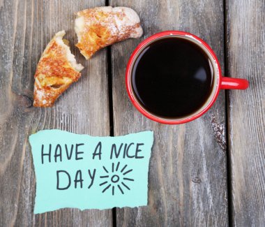 Kahve, taze kruvasan ve kağıt kartı