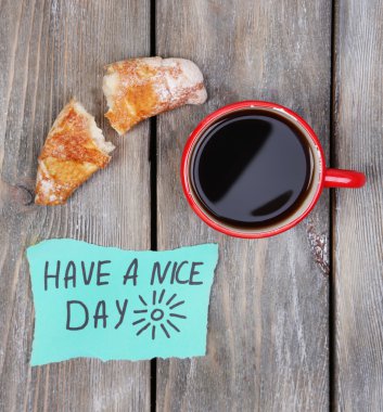 Kahve, taze kruvasan ve kağıt kartı