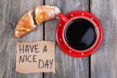 Kahve, taze kruvasan ve kağıt kartı